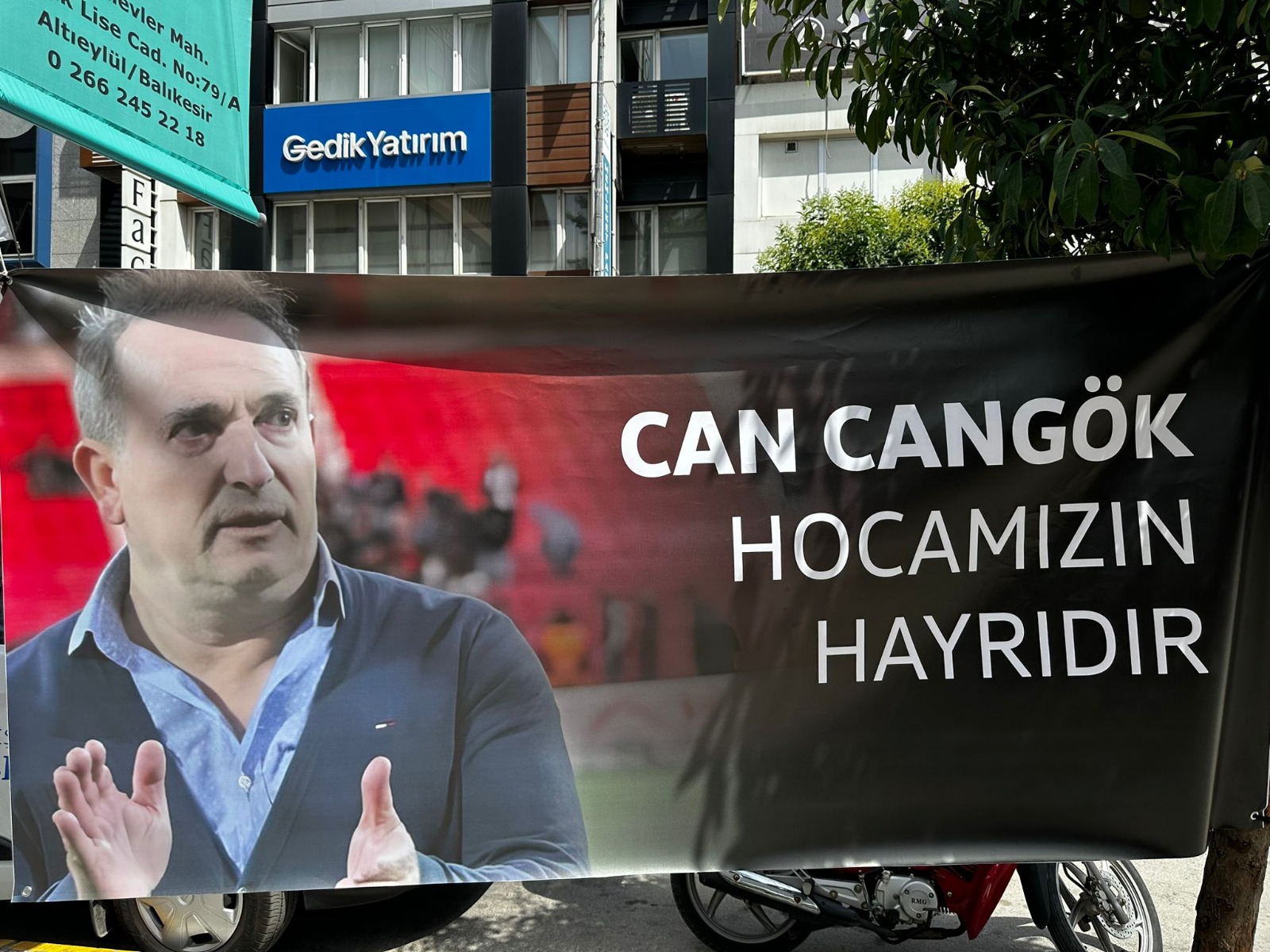 11 Mayıs’ta hayatını kaybeden Balıkesir’un eski futbolcusu v eteknik adamı Can Cangök anısına lokma hayrı düzenlendi. Gerek futbolculuğu gerek teknik direktörlüğü döneminde birlikte çalıştığı yönetici, futbolcu ve antrenör arkadaşları tarafından düzenlenen hayırda dualar edildi. Balıkesir Gençlik ve Spor İl Müdürü Adem Özalp, Balıkesirspor’un eski başkanlarından Emin Ermişler, Ahmet Çavlan, Kemal Büyükakın, Rafet Çetinel, Remzi Boncuk, Balıkesirspor Başkan Yardımcısı ve Futbol Şube Sorumlusu İsmet Deniz, Balıkesir İl Futbol Temsilcisi Abdullah Küçükarabacıoğlu, Balıkesirspor’un eski futbolcu ve yöneticisi İlhan Eker ile çok sayıda oyuncu ve antrenör katıldığı anma töreninde Can Cangök’ün oğlu Orçun da hazır bulundu. Kırmızı beyazlı takımın taraftarlarının da yer aldığı anma töreni dualarla sona ererken, Balıkesirspor’un kuruluşunun 58’nci yıl dönümü de buruk bir şeklide anıldı.