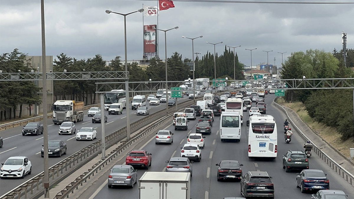 Tatilciler yollara akın etti: Anadolu Otoyolu'nda trafik yoğunluğu