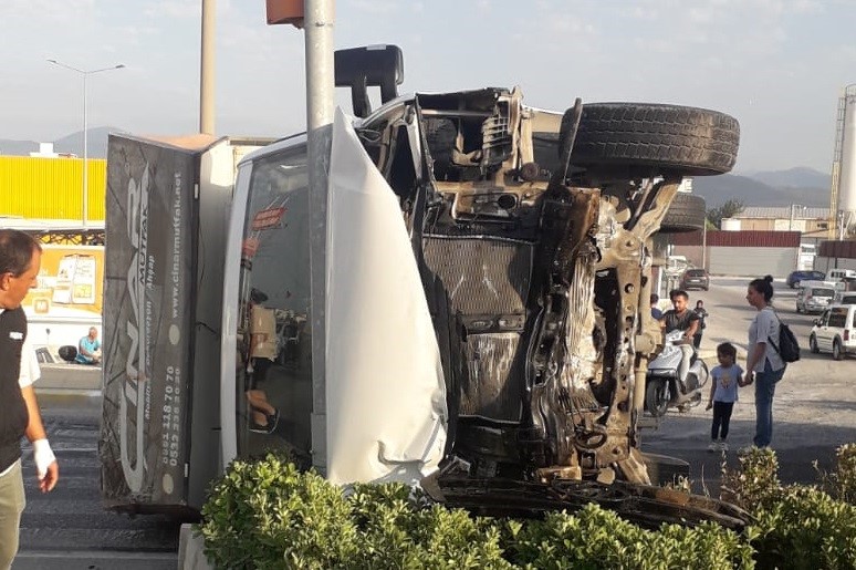 Burhaniye'de otomobil ile kamyonetin çarpıştığı kazada 6 kişi yaralandı