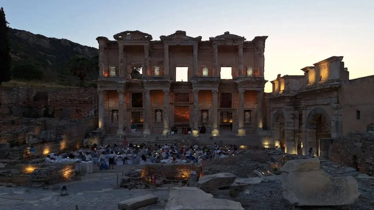 Efes Antik Kenti özel etkinlik için kapatıldı: Yurttaşlar protesto etti