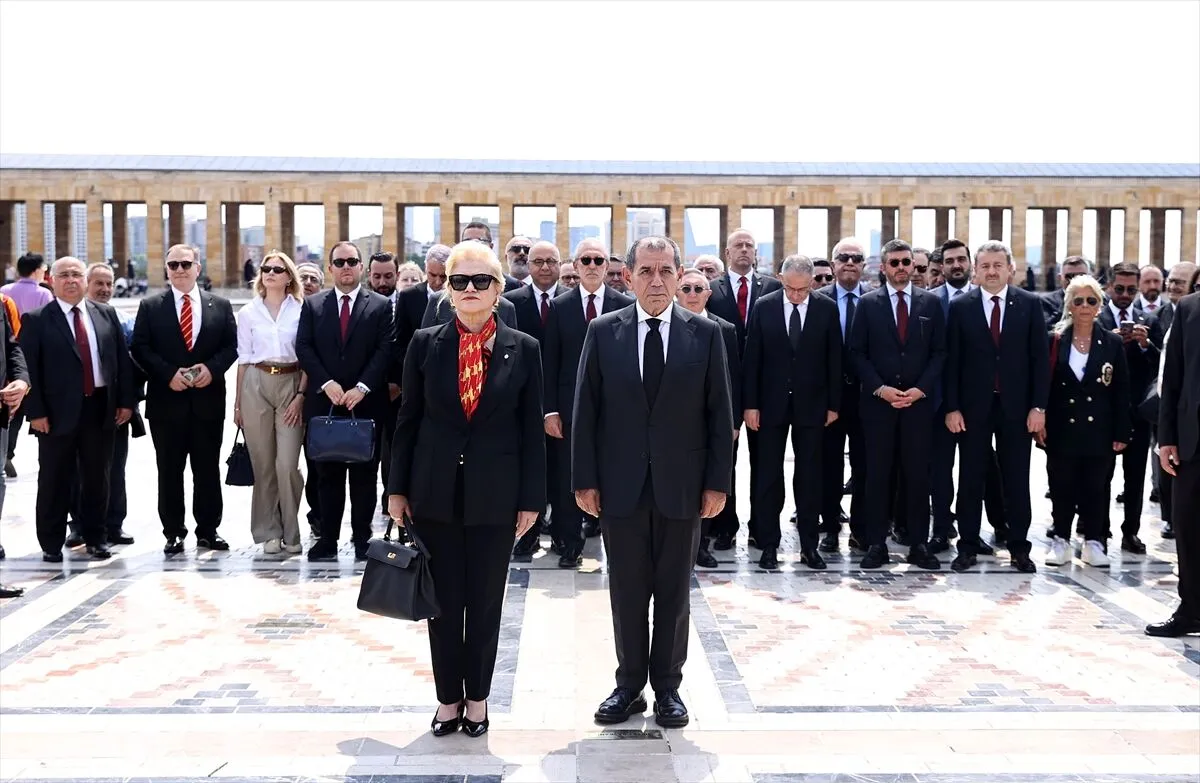 Galatasaray Başkanı Özbek ve yeni yönetim kurulu üyeleri, Anıtkabir'i ziyaret etti