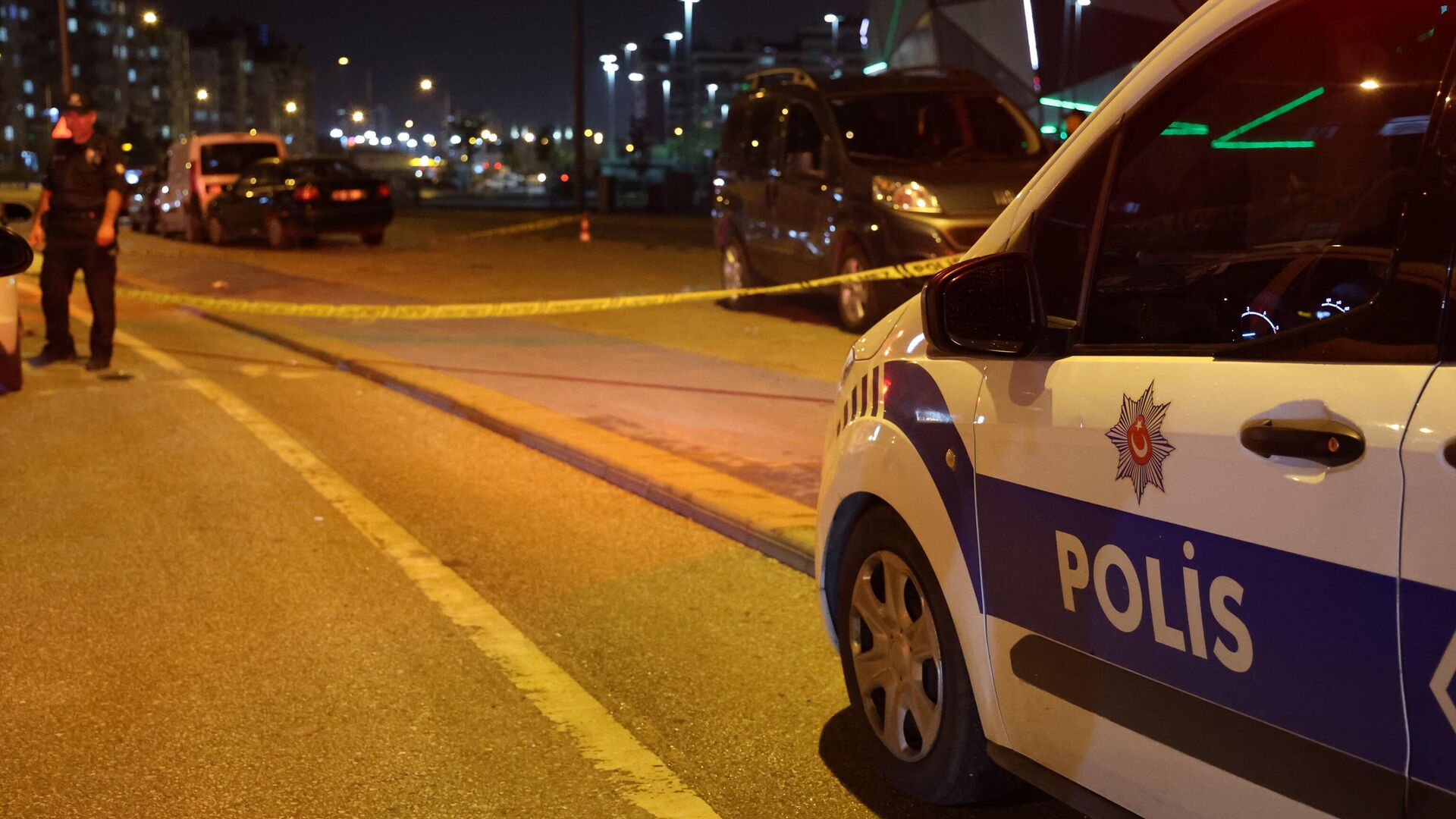 Polis memuru, eşini ve 3 yaşındaki çocuğunu silahla öldürdü!