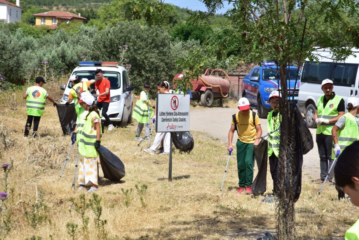 Sındırgı'da baraj çevresinde temizlik çalışması yapıldı