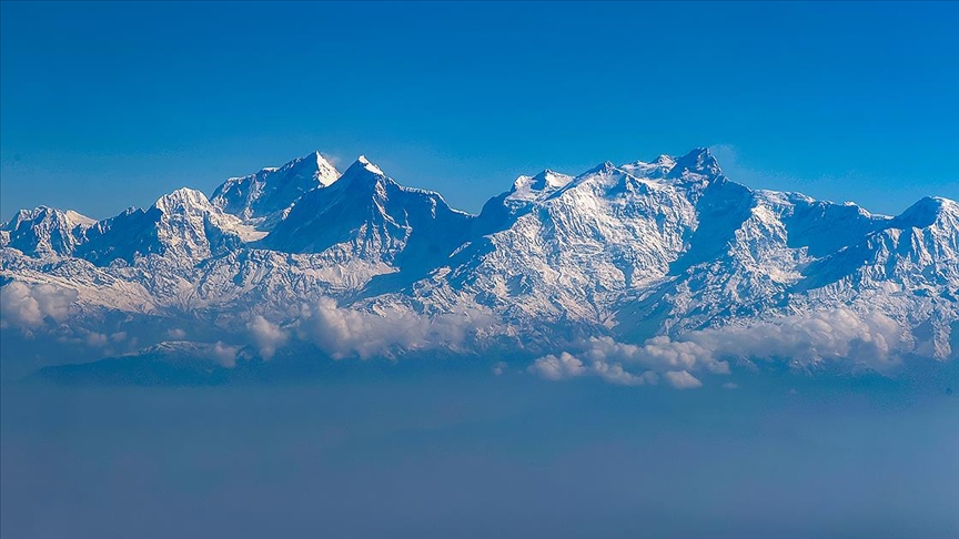 Himalayalar'ın zirvelerinden 11 ton çöp toplandı, 4 ceset bulundu