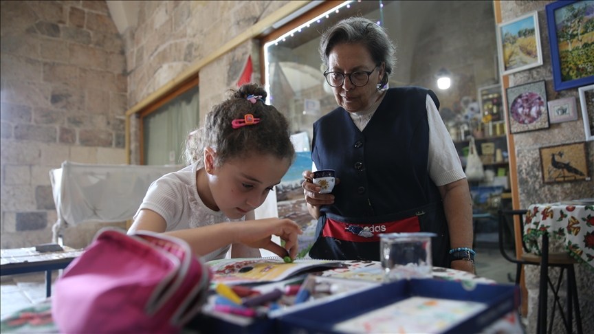 Emekli öğretmen, tarihi külliyede açtığı atölyede çocukları sanatla tanıştırıyor