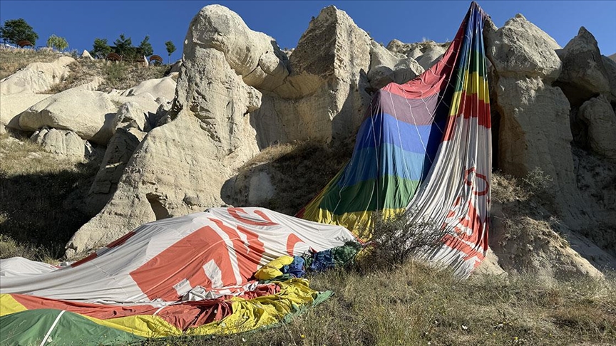 Kapadokya'da ters rüzgarla karşılaşan balon kayalıklara iniş yaptı