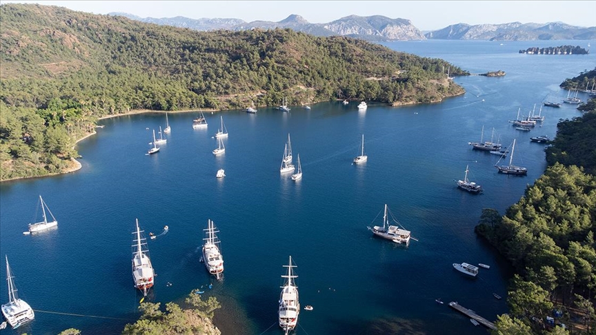 Ege Denizi'nin birbirinden güzel koyları, bayram tatilini mavi sularda geçirmek isteyen turistlerin tercihi oldu.