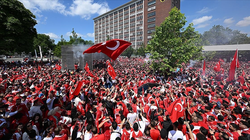 A Milli Futbol Takımı'nın 2024 Avrupa Şampiyonası'nda (EURO 2024) bu akşam Portekiz ile yapacağı maç öncesinde taraftar yürüyüşü etkinliği gerçekleştirildi.