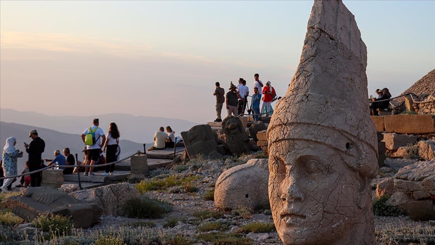 Dünya mirası Nemrut'u bayramda 8 bin kişi ziyaret etti