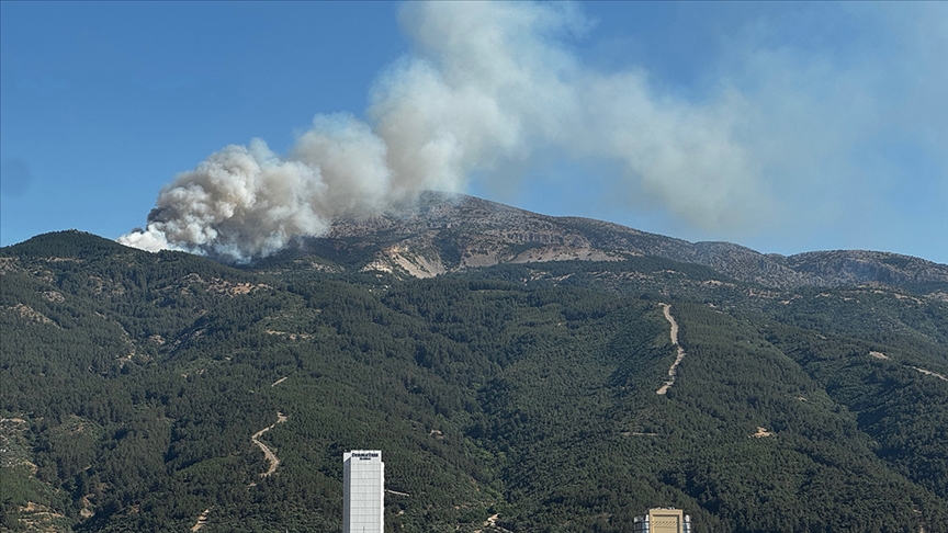 Manisa Spil Dağı'nda çıkan orman yangınına müdahale ediliyor