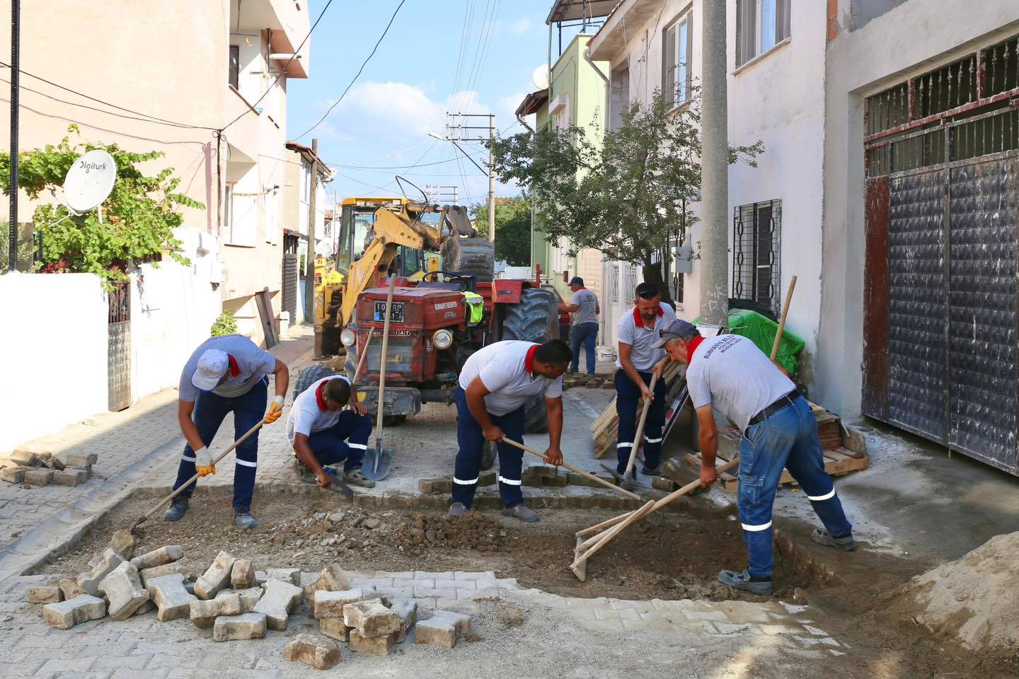 Burhaniye Belediyesi yol çalışmalarına devam ediyor