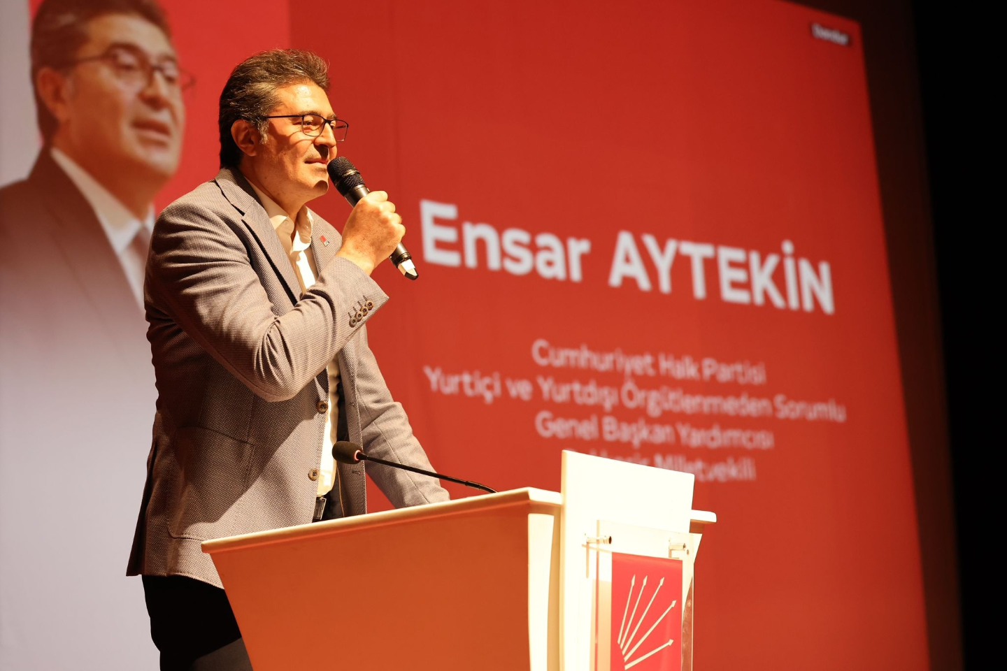 Ensar Aytekin: ''Yabancı emekliler tatil yaparken bizim emeklimiz çalışmak zorunda kalıyor''