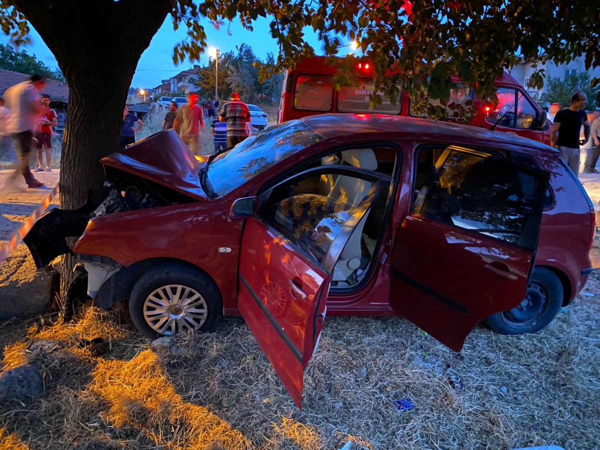 Bigadiç'te ağaca çarpan otomobildeki 2 kişi öldü, 6 kişi yaralandı