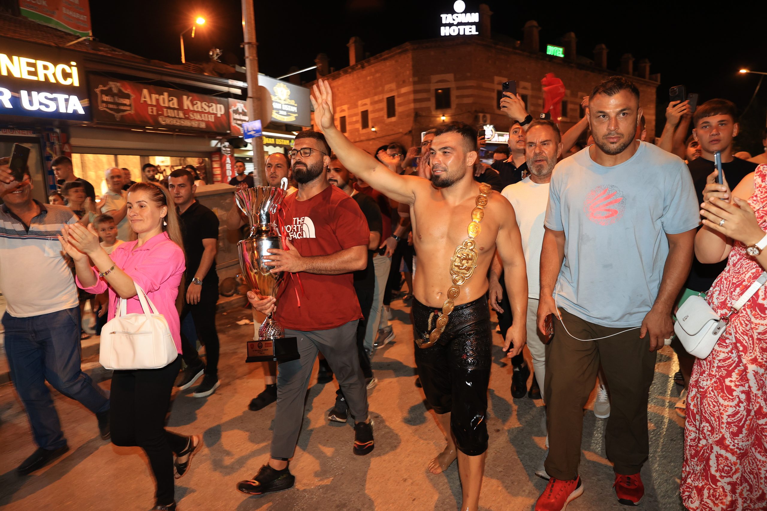 Edirne'de vatandaşları selamlayan Zeybek, "pehlivan hamamı" geleneğini sürdürdü