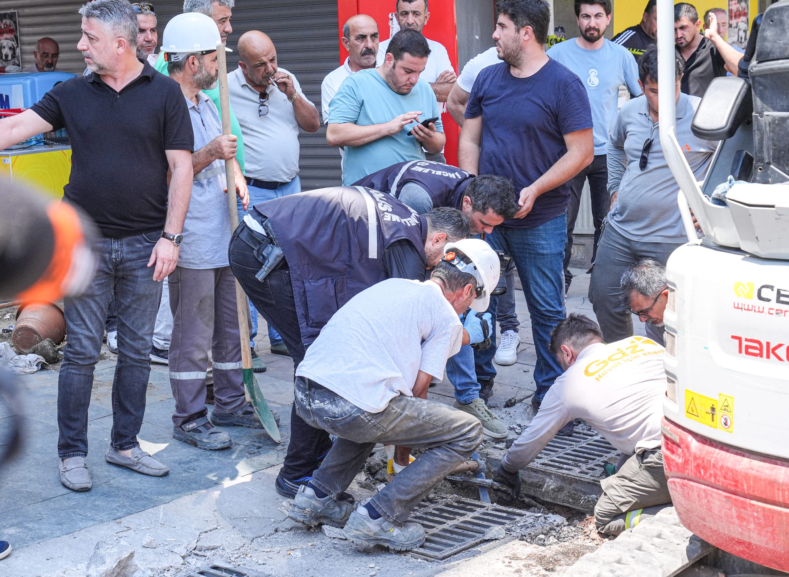 İzmir'de sağanaktan kaçmaya çalışan 2 kişinin elektrik akımına kapılarak ölmesi