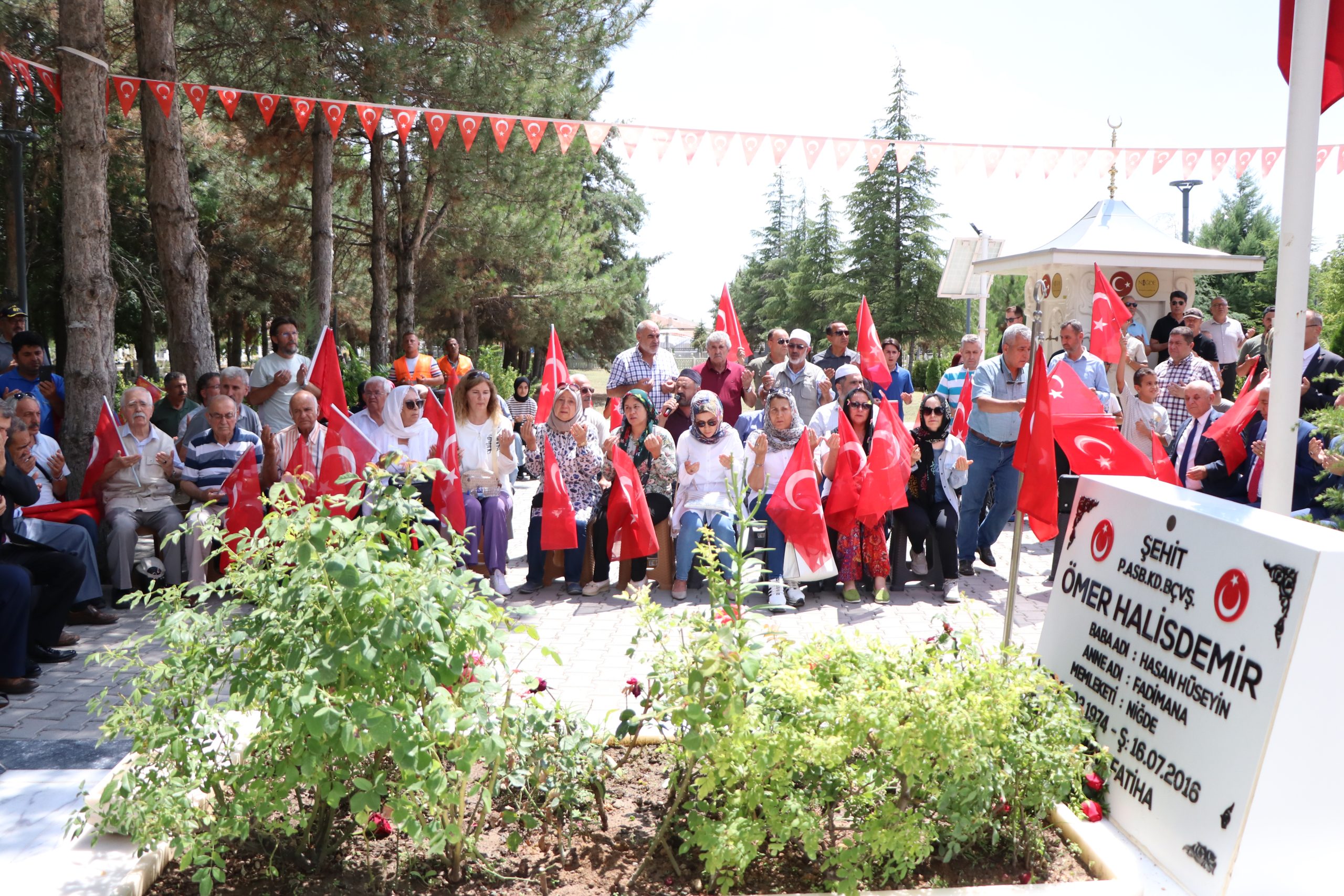 Emekli astsubaylardan şehit Ömer Halisdemir'in mezarına ziyaret