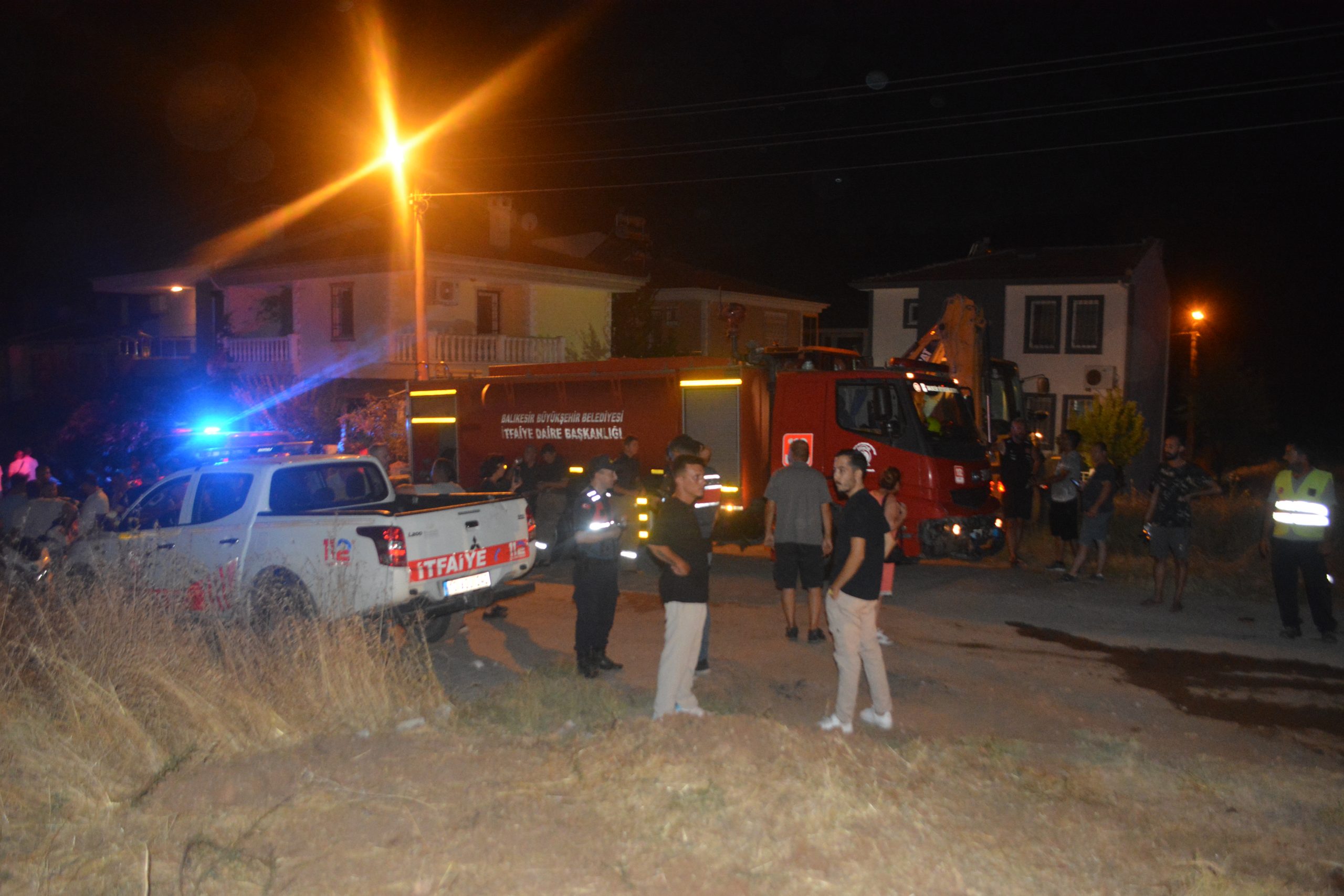 Balıkesir'in Ayvalık ilçesinde çıkan orman yangınına müdahale ediliyor