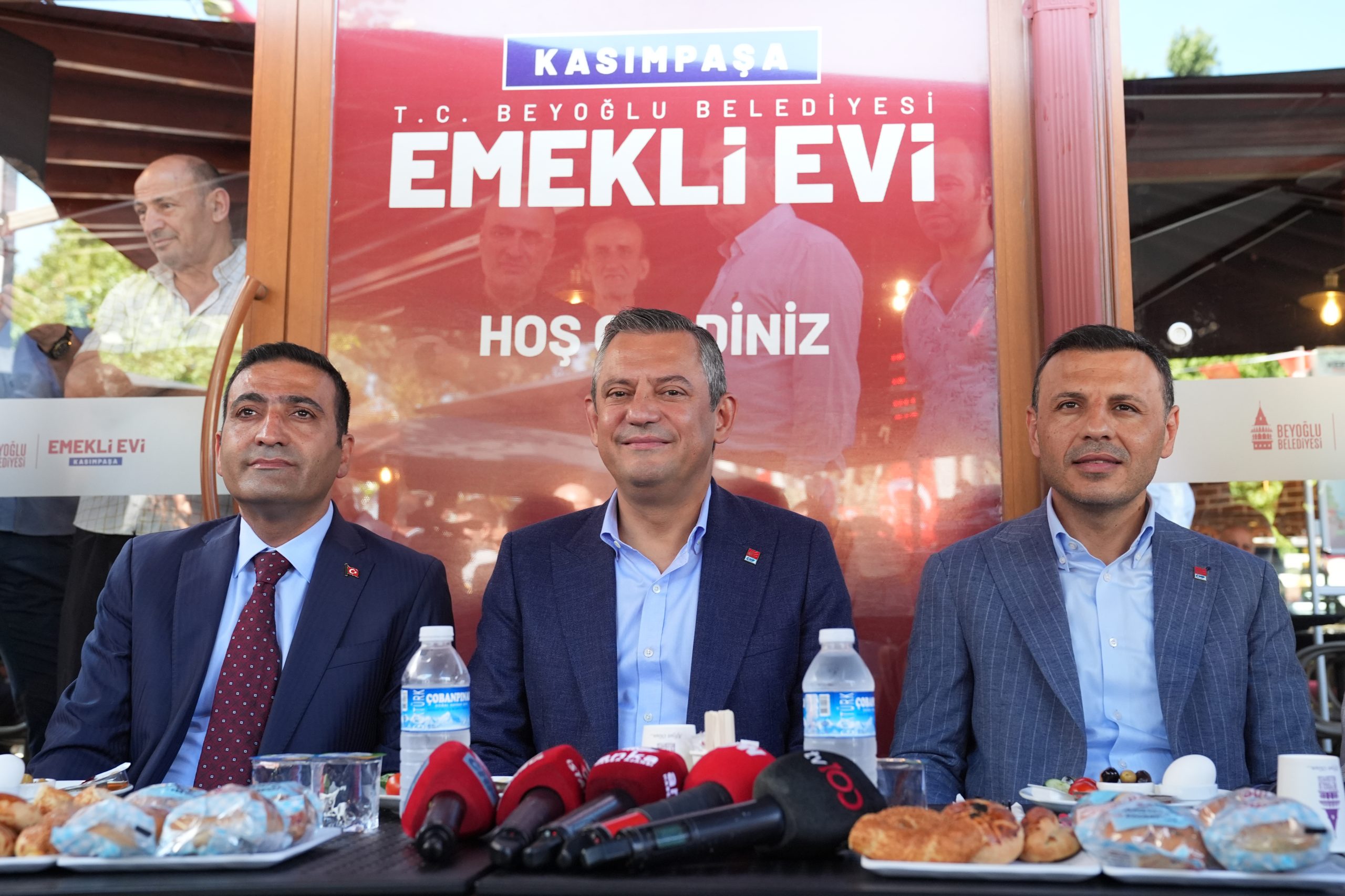 CHP Genel Başkanı Özel, Beyoğlu Emekli Evi'nde konuştu