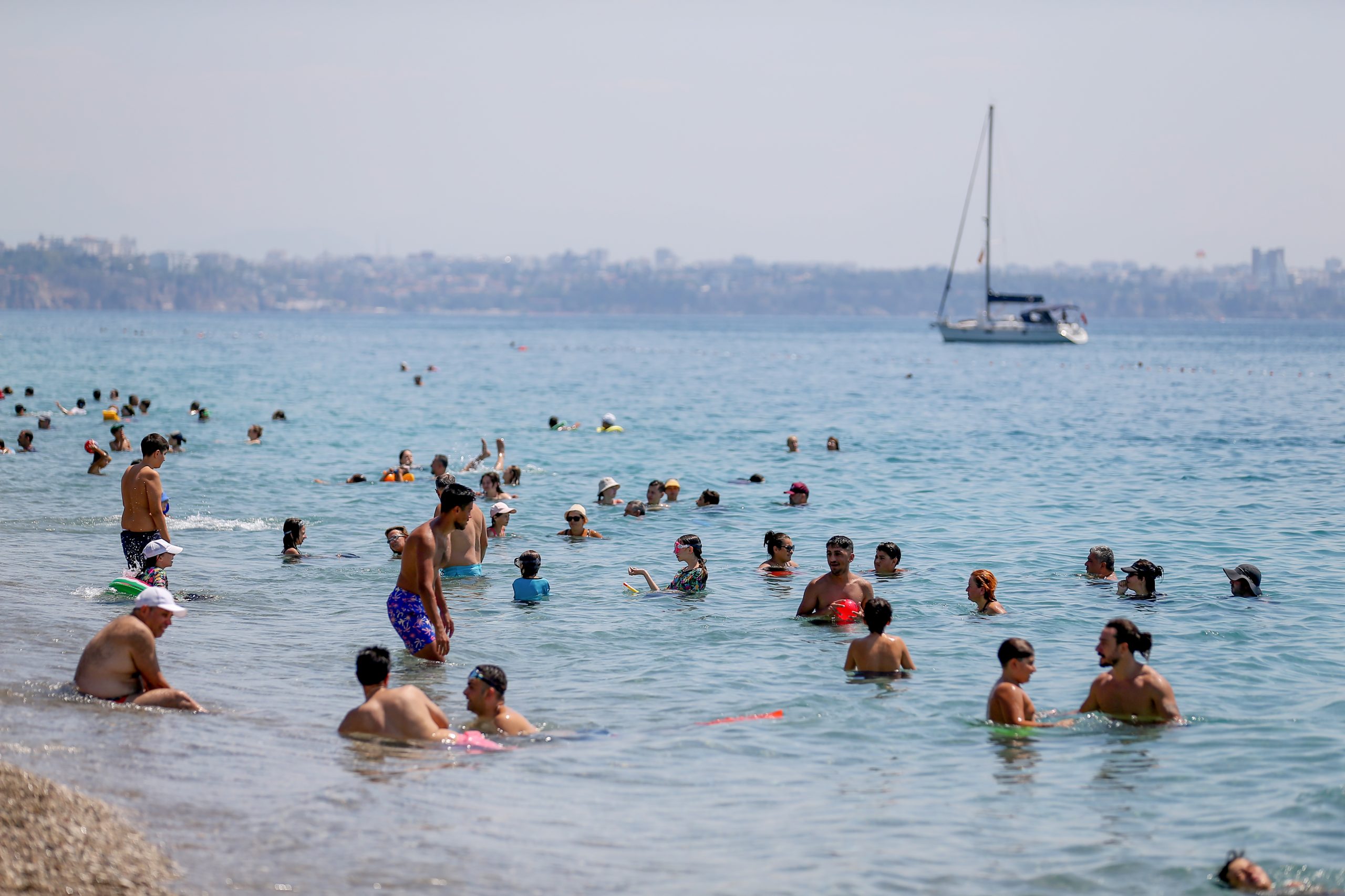 Antalya'da sıcak hava ve nem etkili oluyor