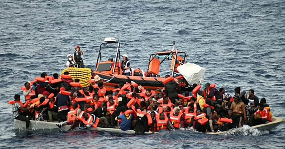 Akdeniz'de batan bir tekneden 44 düzensiz göçmen kurtarıldı