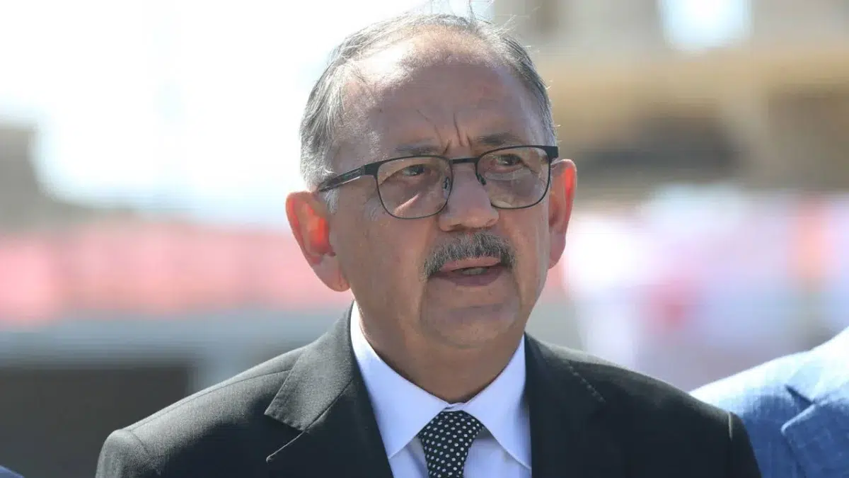 Çevre ve Şehircilik Bakanı Mehmet Özhaseki gerekçe olarak sağlık sorunlarını göstererek görevinden istifa etti.