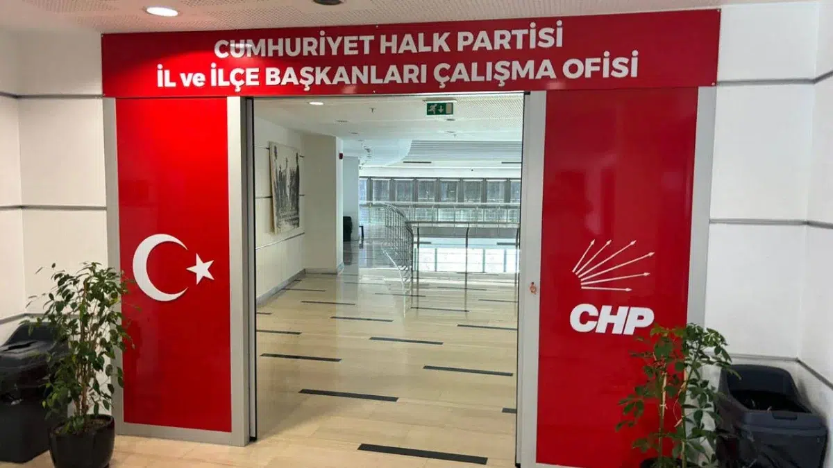 CHP’de MYK Salonu’nun da bulunduğu dördüncü kattaki odalar, il ve ilçe başkanları için hazırlandı. Partinin dördüncü katında odaların bulunduğu bölüme giden koridora, “CHP İl ve İlçe Başkanları Çalışma Ofisi” tabelası asıldı. ÇALIŞMA ODALARI Değişimin, CHP Lideri Özel'in kurultay öncesi il başkanlarına verdiği, “İl başkanı, ilçe başkanı Ankara’ya gelince ofisleri olacak. Genel başkan yardımcısını beklerken, yorulup da duvarın dışına çökmek yok. Odanızda bilgisayarınız, çayınız, kahveniz, telefonunuz olacak” sözü üzerine gerçekleştirildiği bildirildi. Bu kapsamda il ve ilçe başkanları için dördüncü katta özel bir oda da ayrıldı. Odada il başkanları için bir dinlenme bölümü de oluşturulurken başkanlara yardımcı olacak bir de sekreter tayin edildi.