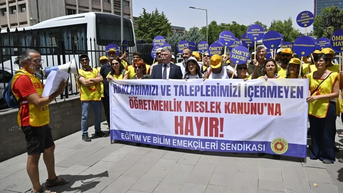 Eğitim Sen, Öğretmenlik Mesleği Kanunu Teklifi'ni protesto etti