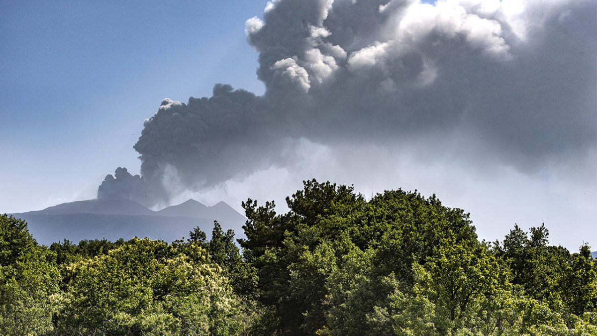 Etna Yanardağı kül ve lav püskürtmeye devam ediyor