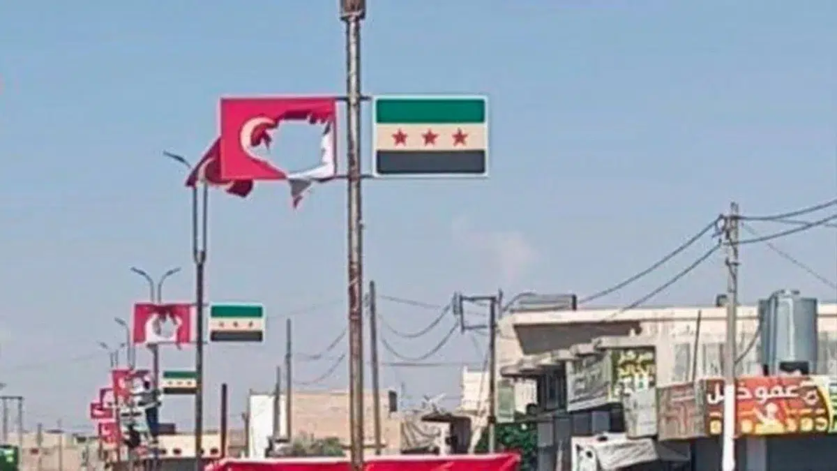 Suriyeliler Fırat Kalkanı bölgesinde Türk Bayrağını parçaladı!