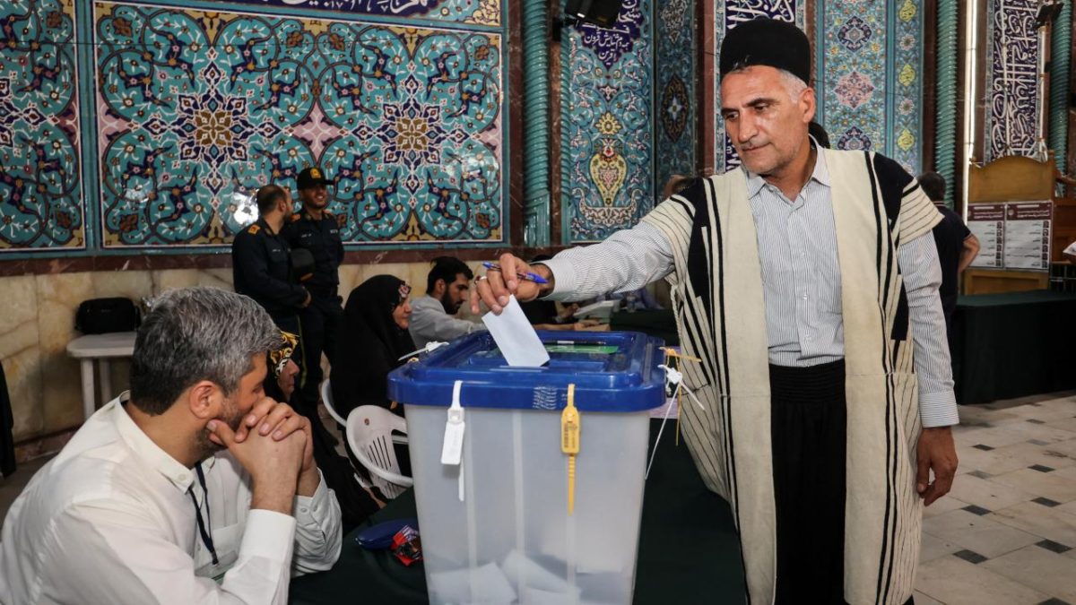 İran'da cumhurbaşkanı seçiminin ikinci turunda oy verme süresi ikinci defa uzatıldı