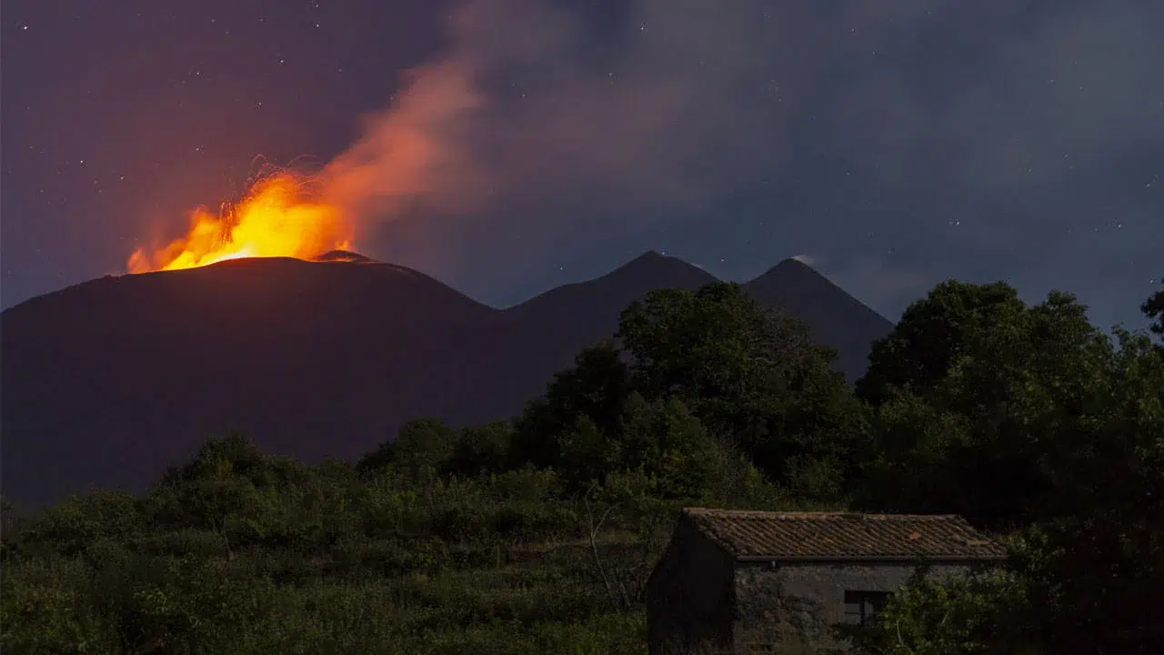 Etna Yanardağı yeniden kül ve lav püskürttü