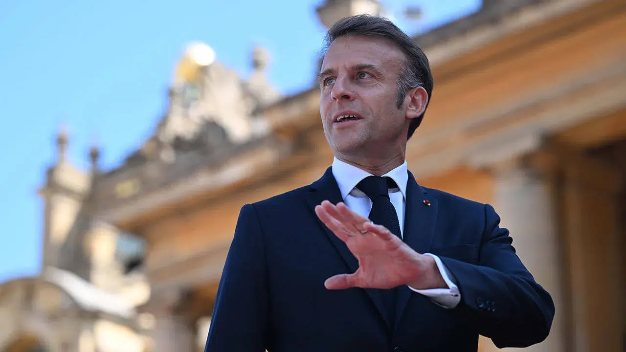 Macron: Ağustos ortasına kadar yeni hükümet kurulmayacak