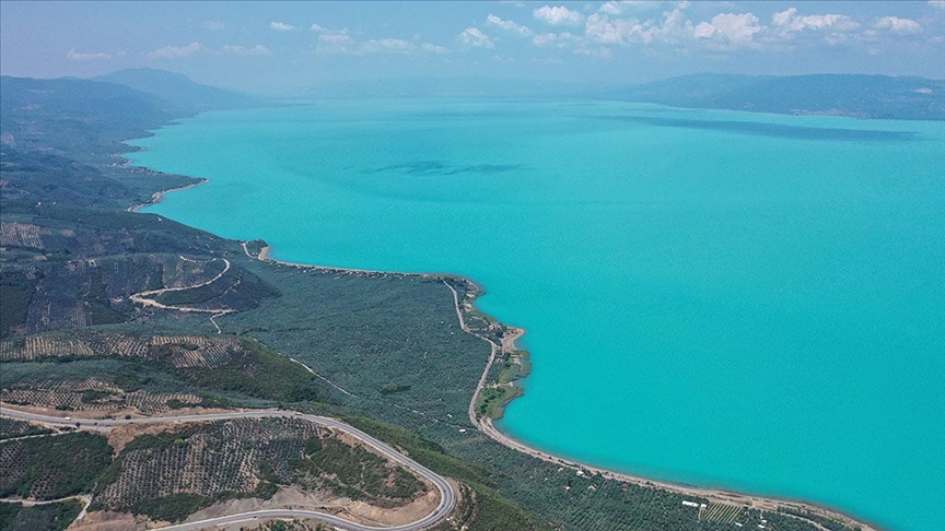 İznik Gölü alg patlamasıyla turkuaz görünüme kavuştu