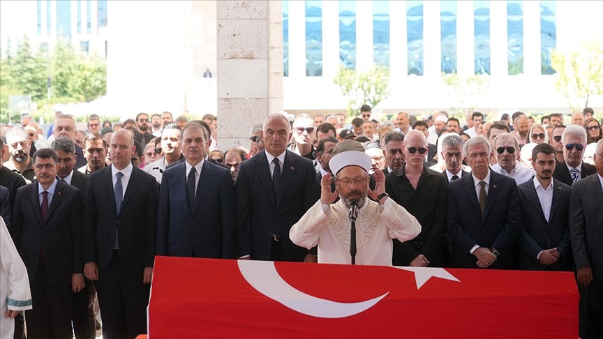 Sanatçı Kenan Işık, Ankara'da son yolculuğuna uğurlandı