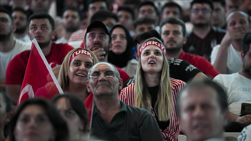 Türkiye- Hollanda maçı dev ekranlardan izlendi