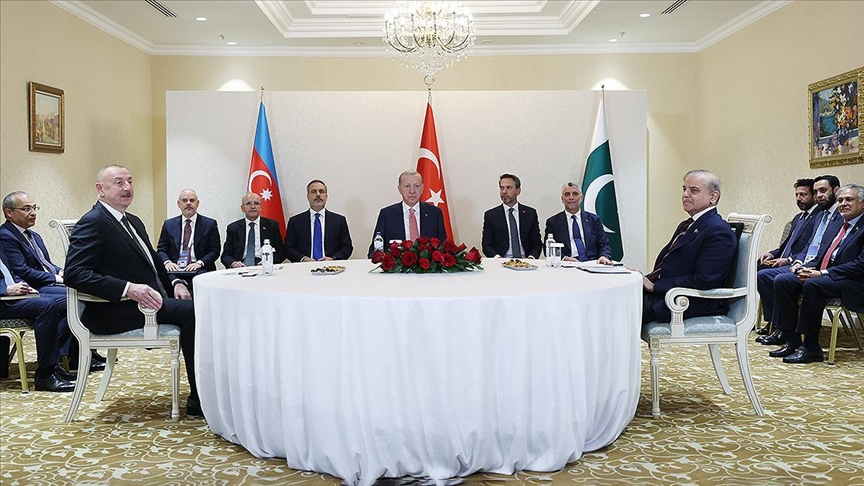 Cumhurbaşkanı Erdoğan, Azerbaycan Cumhurbaşkanı Aliyev ve Pakistan Başbakanı Şerif ile üçlü toplantı yaptı