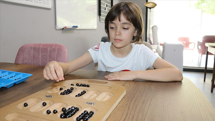 Dokuz yaşındaki Mihrimah, Dünya Zeka Oyunları Şampiyonası'ndan 4 madalyayla döndü