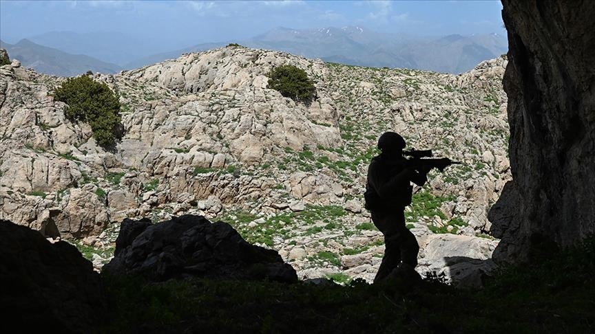 Pençe-Kilit Operasyonu bölgesindeki mağaralarda çok sayıda silah ve mühimmat ele geçirildi