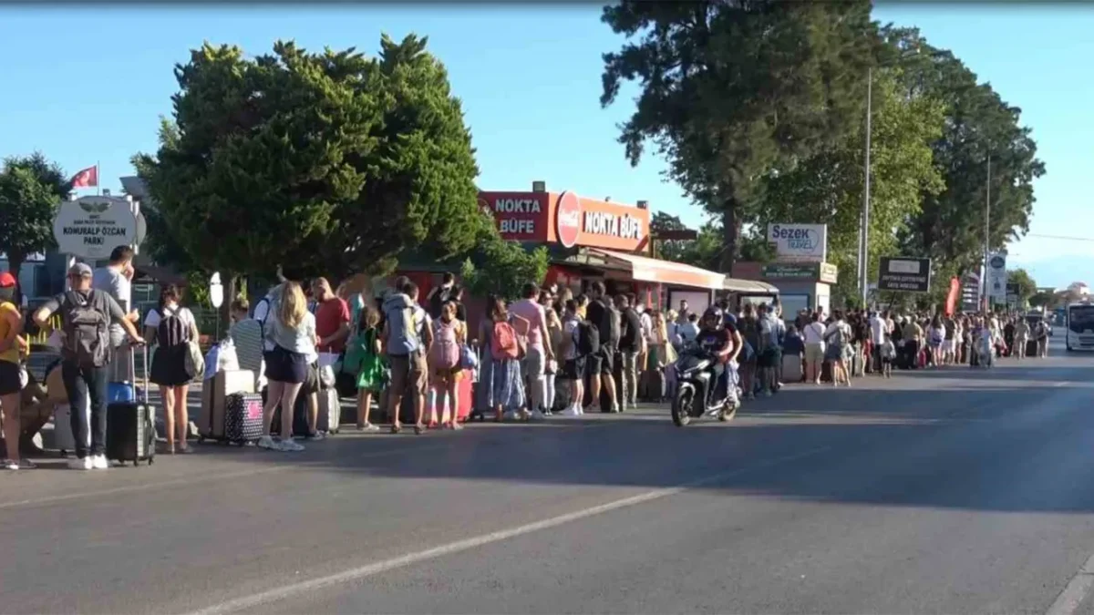 Ayvalık'ta yüzlerce metrelik Midilli kuyruğu oluştu!