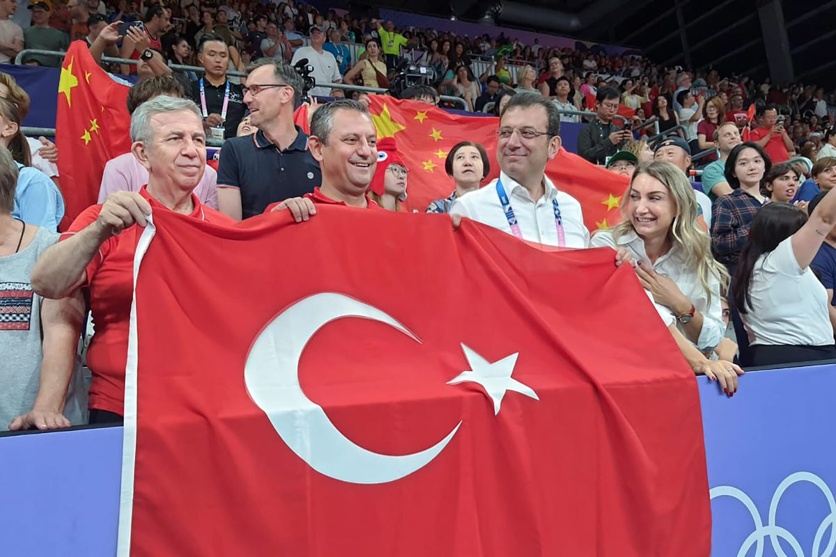 CHP Genel Başkanı Özel, A Milli Kadın Voleybol Takımı'nı kutladı