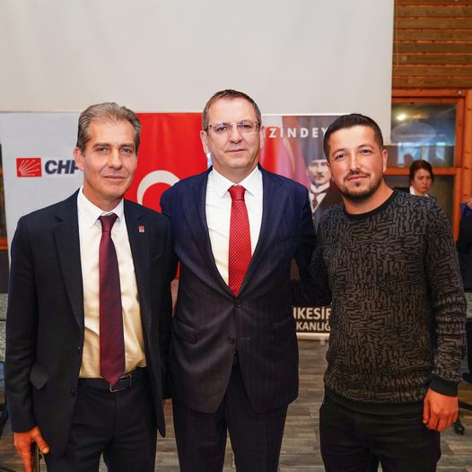 Hasan Cebe, CHP Ayvalık Gençlik Kolları Başkanlığına yeniden seçilerek güven tazeledi!