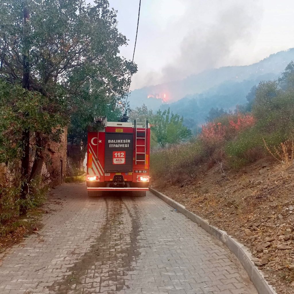 Balıkesir Büyükşehir Belediye Başkanı Ahmet Akın, Balıkesir İtfaiyesi'nin İzmir'deki yangına müdahale ettiğini duyurdu.