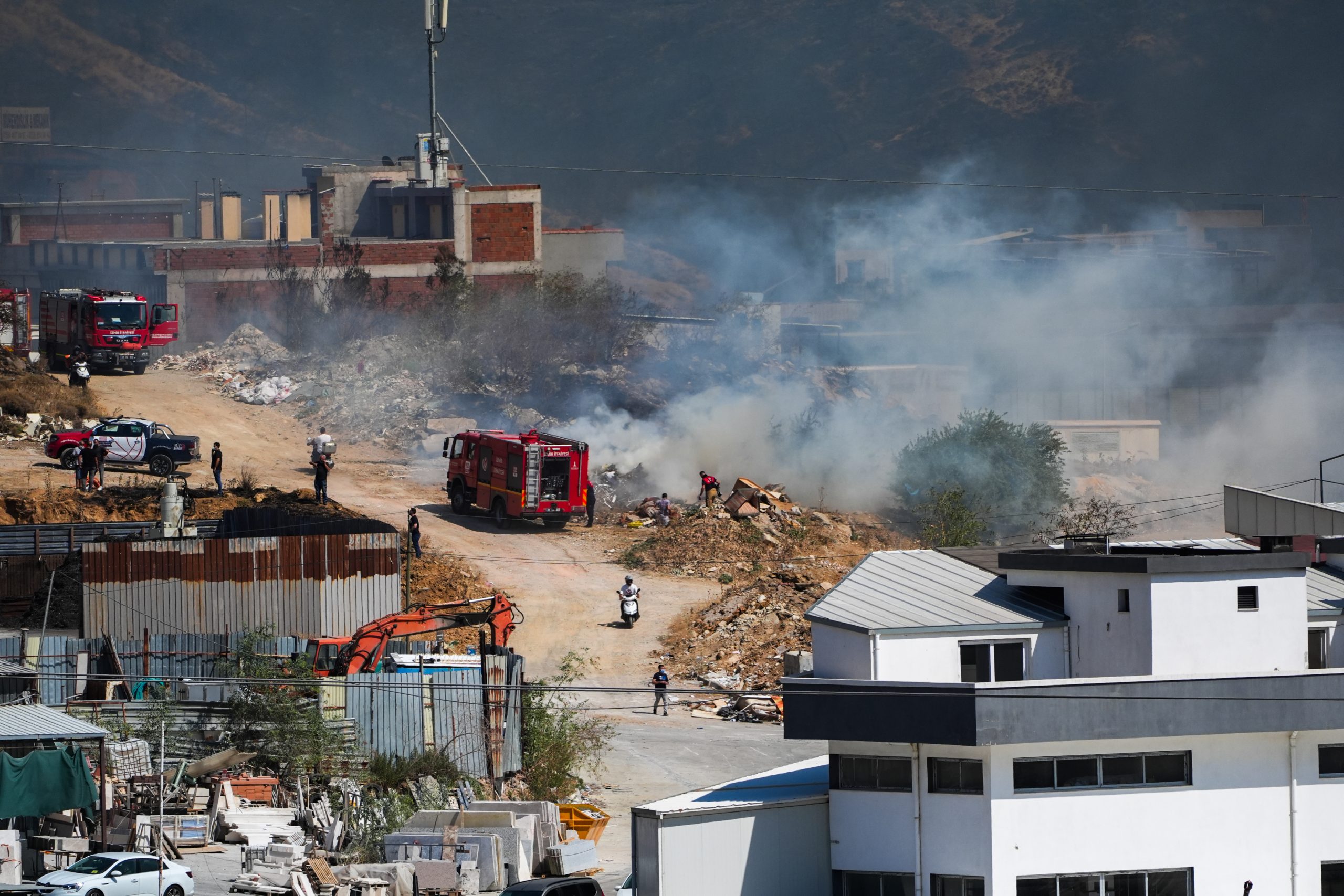 İzmir'deki orman yangınına müdahale sürüyor