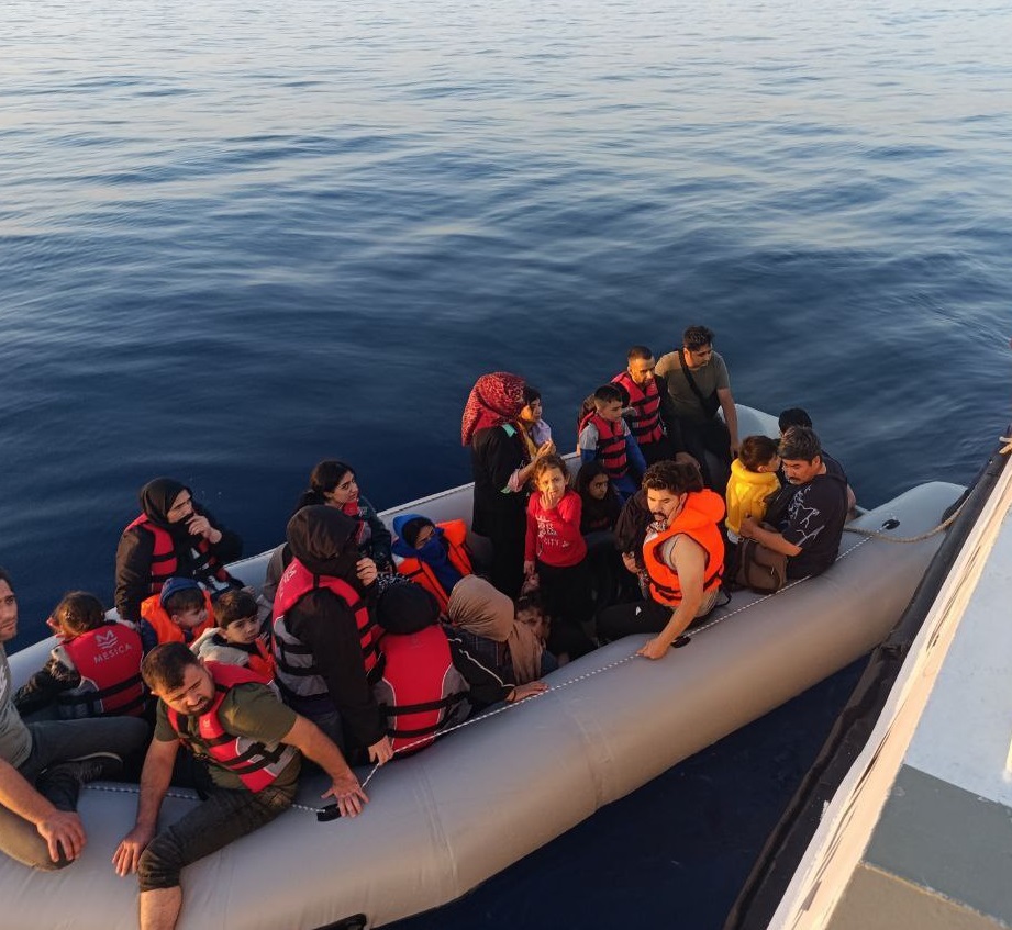 Ayvacık açıklarında 34 düzensiz göçmen kurtarıldı