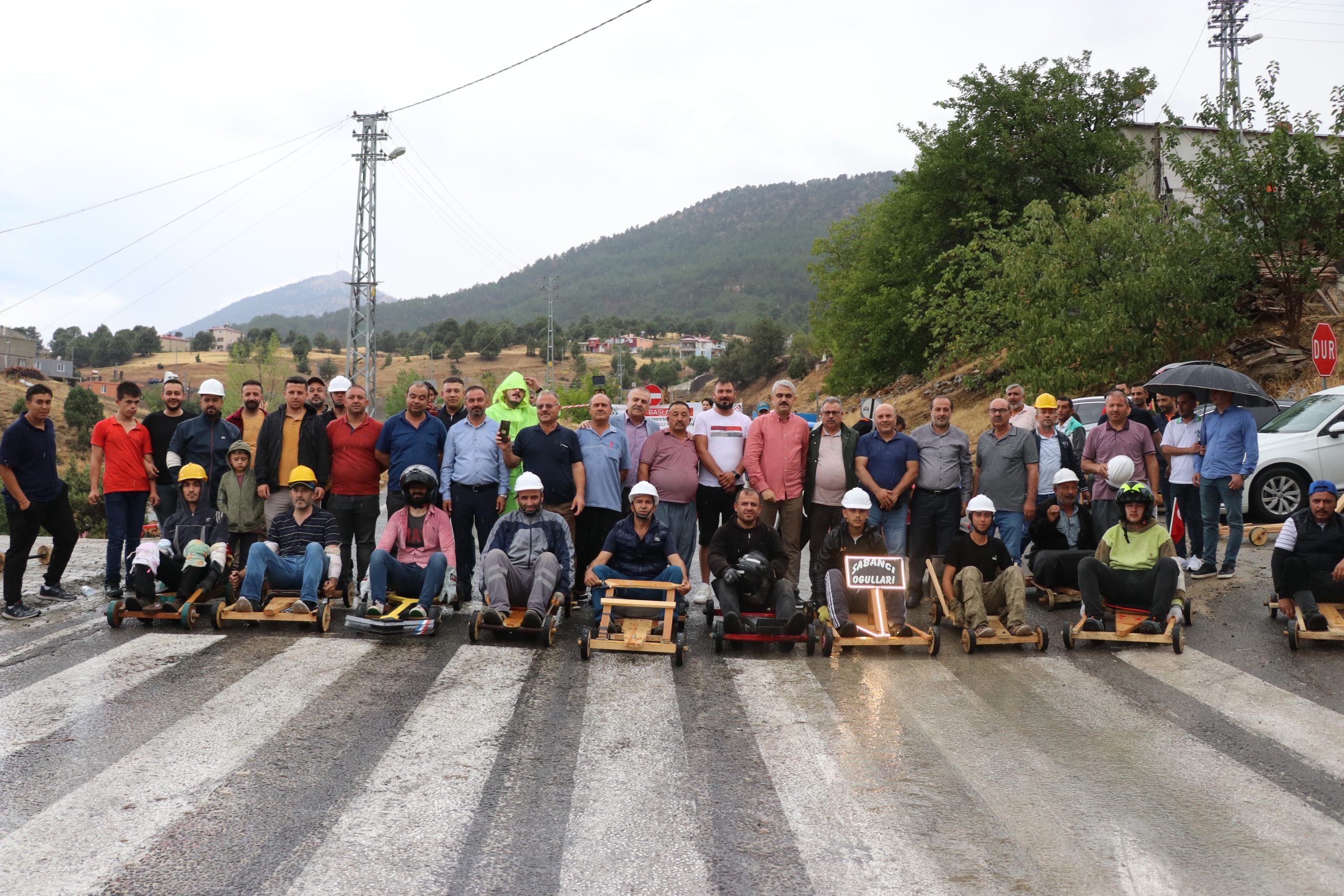 Adana'da yarışmacılar el yapımı tahta araçlarıyla birincilik için mücadele etti