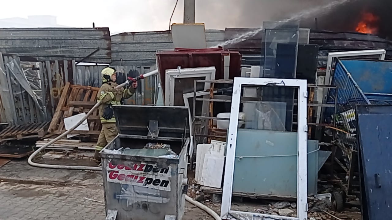 Gömeç'te hurdalıkta çıkan yangın söndürüldü