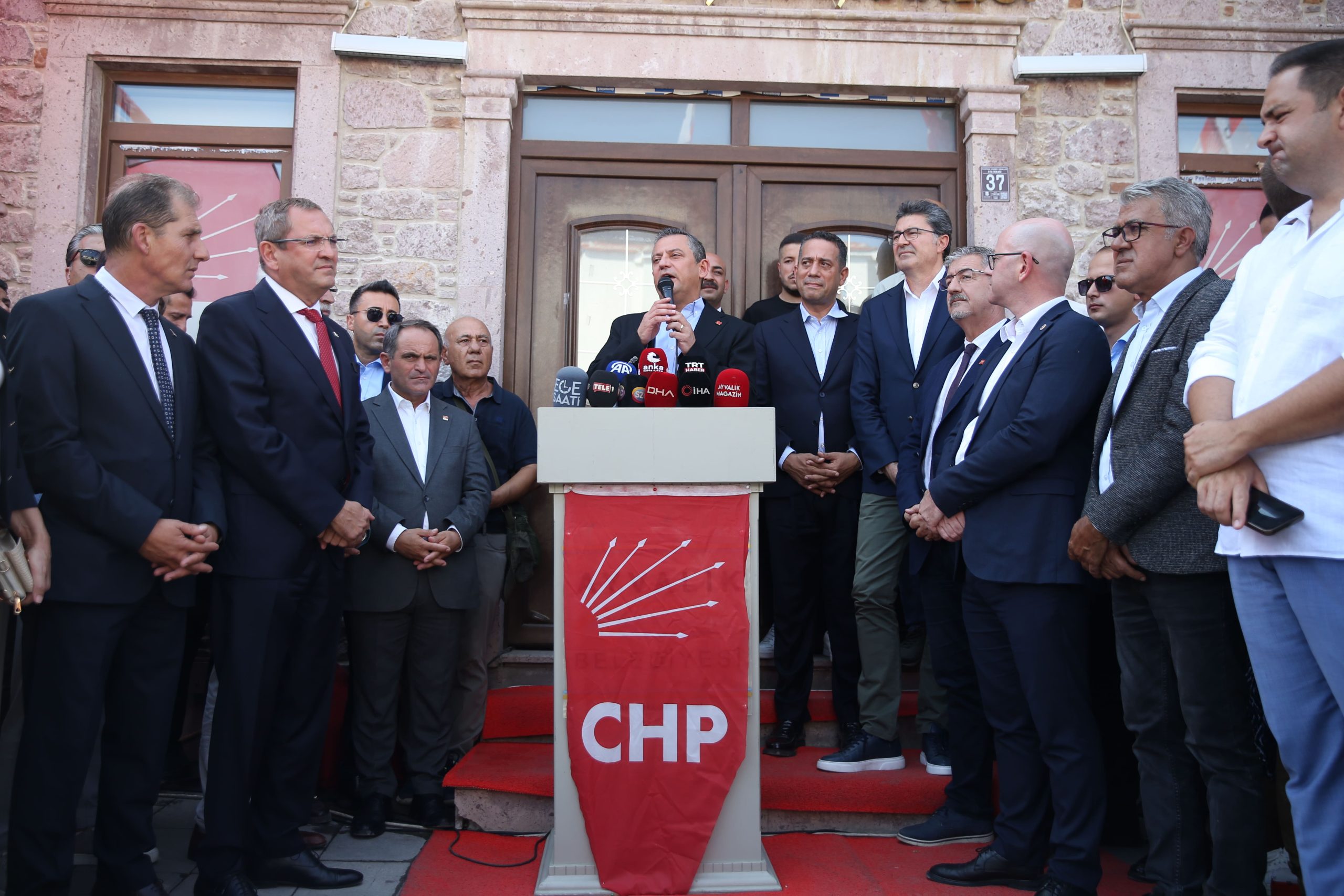 CHP Genel Başkanı Özgür Özel, Ayvalık'ta İlçe binasını ziyaret etti