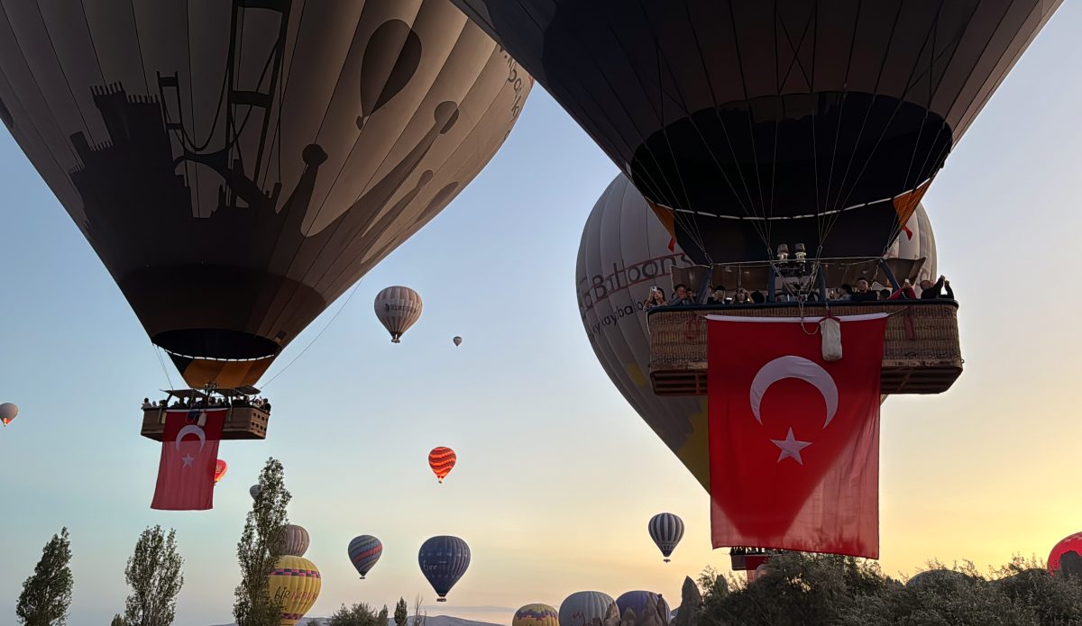 Kapadokya'da balonlar 30 Ağustos Zafer Bayramı'nda Türk bayraklarıyla uçtu