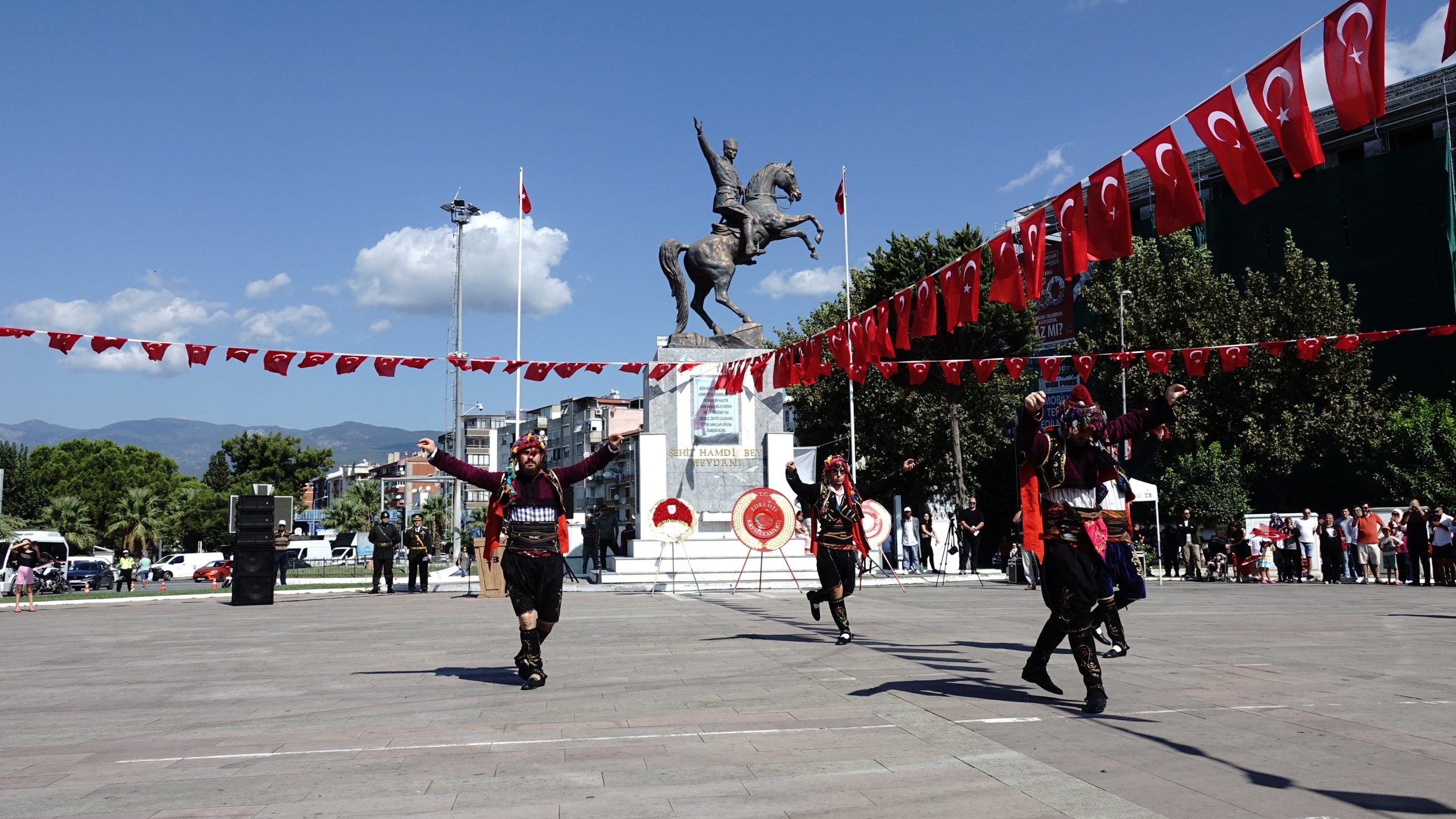 Büyük Zafer'in 102. yılı Edremit'te coşkuyla kutlandı