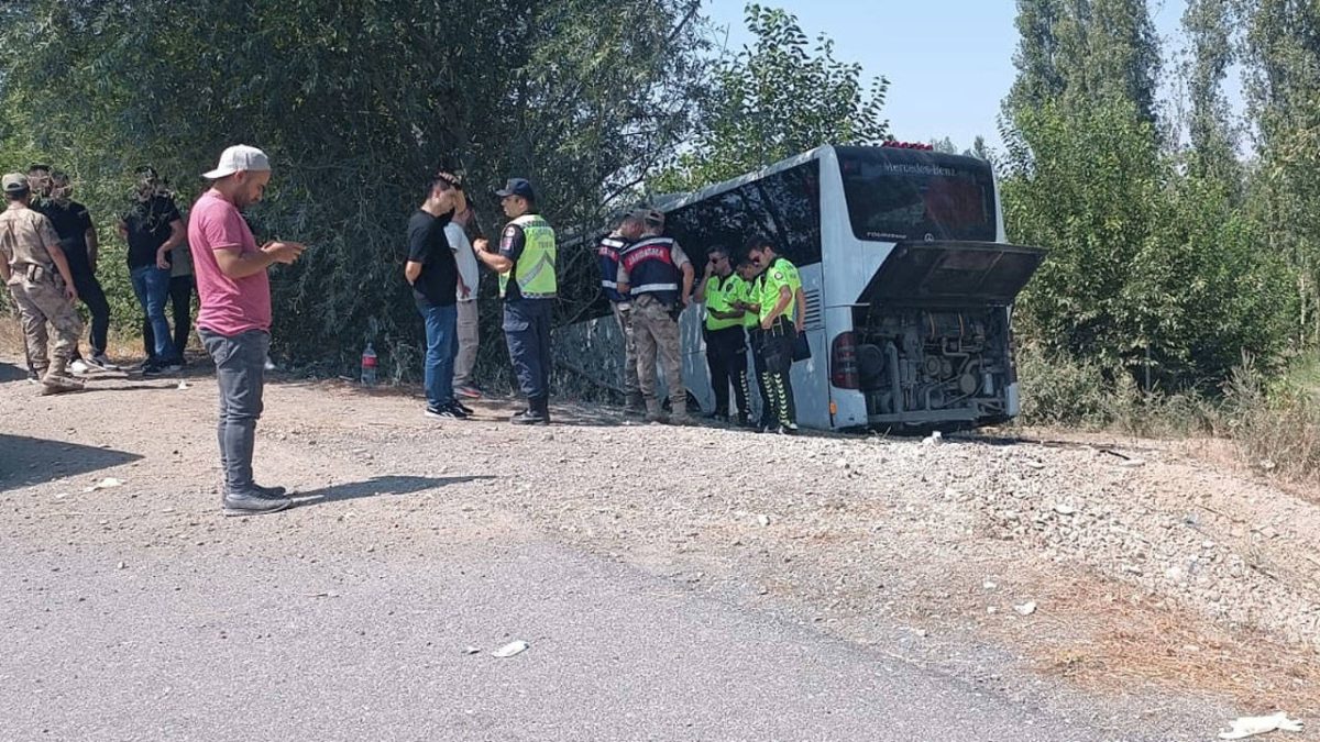 Yolcu otobüsü yoldan çıktı: 2'si ağır 14 yaralı